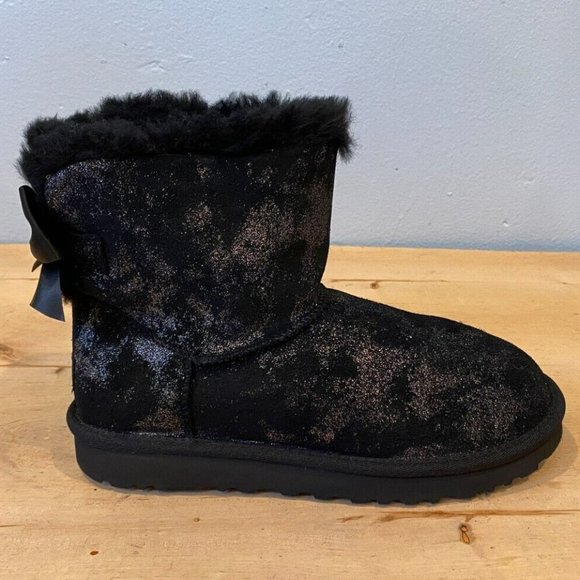 NEW UGG WOMEN'S MINI METALIC SHIMMER BAILEY BOW BLACK SILVER SUEDE BOOTS - Picture 9 of 10